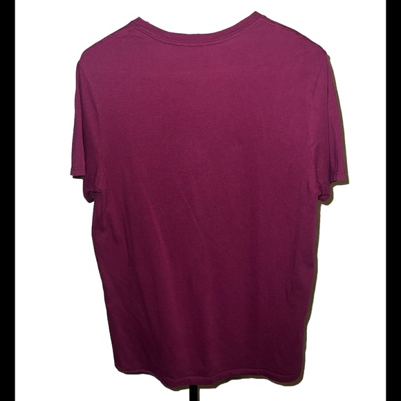 Maroon GUESS Mens T Shirt Sz M Gold Logo Triangle V-neck 100% Cotton Designer - Picture 3 of 7